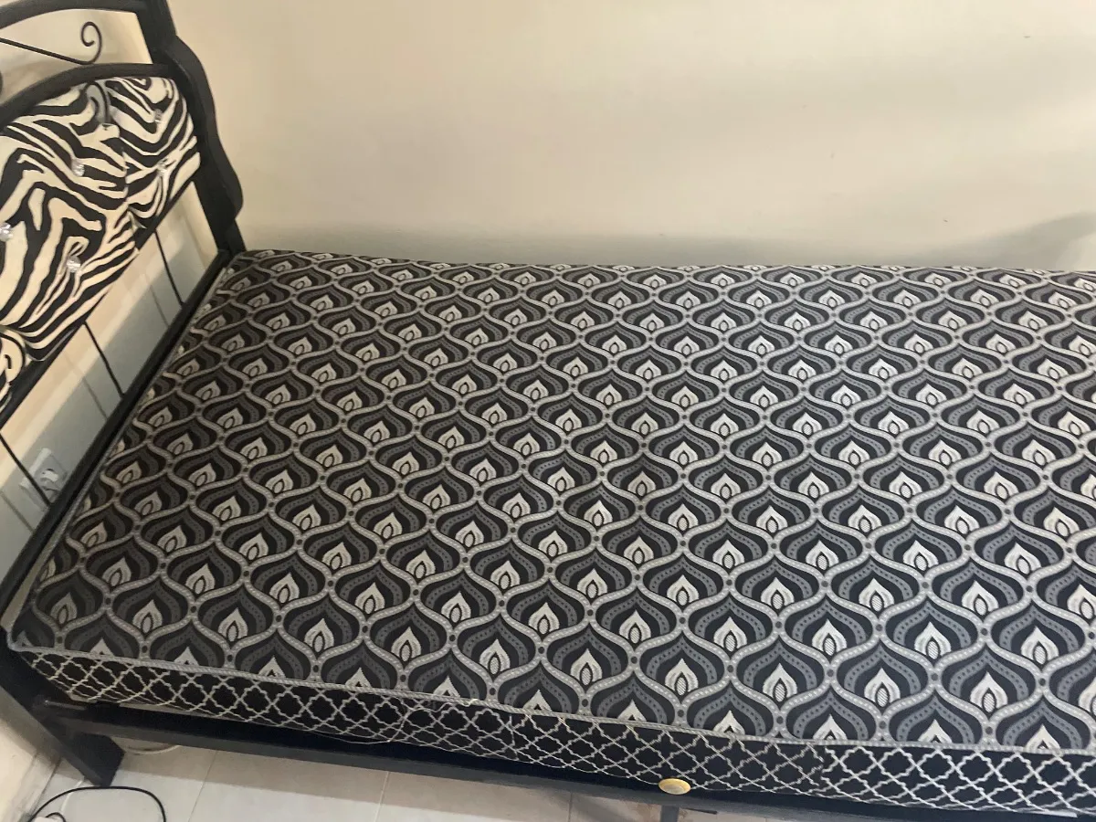 Lit une place en bon état plus armoire légèrement endommagé 