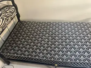 Lit une place en bon état plus armoire légèrement endommagé  - Don gratuit à Casablanca, Al Azhar Sidi Bernoussi